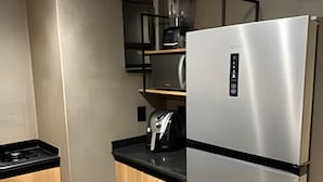 Lemari es, microwave, kompor, dan ketel listrik