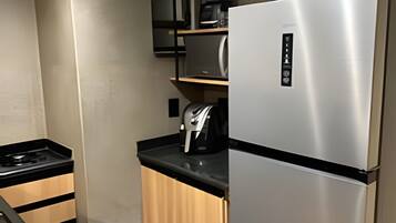 Refrigerador, microondas, placa de cocina, utensilios de cocina