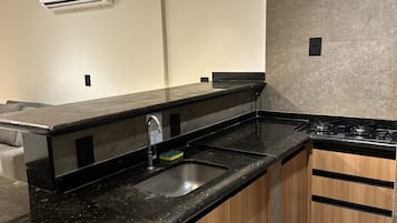 Apartamento, para não fumantes, vista para o mar | Cozinha privada | Geladeira, micro-ondas, cooktop, talheres/pratos/utensílios de cozinha