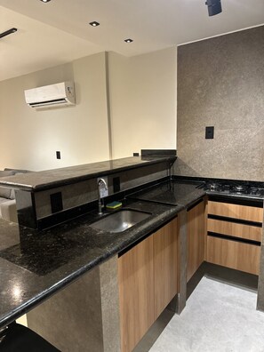 Apartamento, para não fumantes, vista para o mar | Cozinha privada | Geladeira, micro-ondas, cooktop, talheres/pratos/utensílios de cozinha