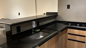 Lemari es, microwave, kompor, dan ketel listrik