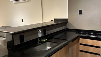 Refrigerador, microondas, placa de cocina, utensilios de cocina