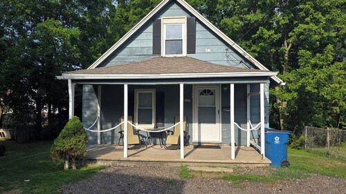 Cozy and Serene 2-bedroom pet friendly house with AC in Downtown Lorain