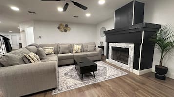 Smart TV, chimenea y libros