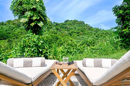 Luxury Meets Nature - Secluded Retreat, Jacuzzi, Tropical Garden, Mountain Views