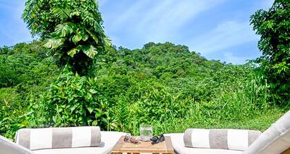 Luxury Meets Nature - Secluded Retreat, Jacuzzi, Tropical Garden, Mountain Views