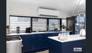 Frigorífico, microondas, horno y placa de cocina