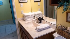 Regadera, secadora de cabello, toallas 