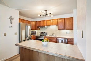 Geladeira, micro-ondas, fogão, cooktop