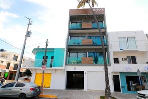 Exterior - Depa reginas a pocos pasos del malecón 03 (Mazatlan)