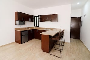 Microwave, stovetop, cookware/dishes/utensils