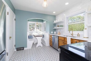 Private kitchen - The Little Brick House - Walkable to the Square Dining & Shopping (Winterset)