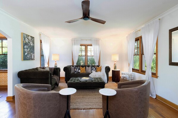 Living area - The Little Brick House - Walkable to the Square Dining & Shopping (Winterset)