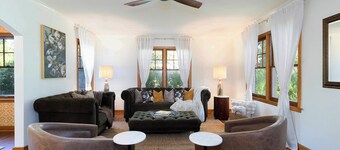 The Little Brick House - Walkable to the Square Dining & Shopping