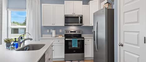 Een koelkast, een microgolfoven, een oven, een kookplaat