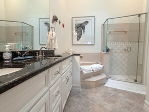 Regadera, tina de hidromasaje, secadora de cabello, bidet 