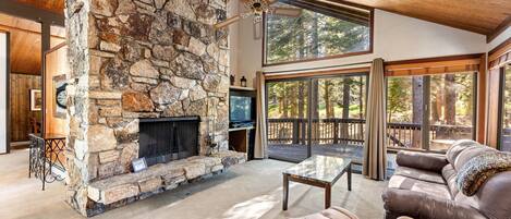 Télévision, cheminée