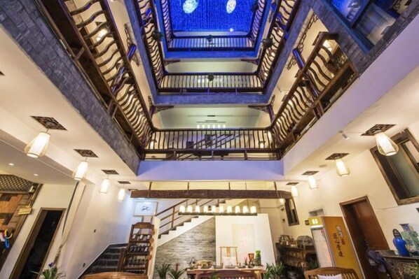 المنشأة من الداخل