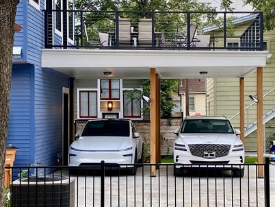 Decked-Out near DKR Stadium and UT  4-bedroom NEW house in the Heart of Austin!