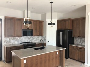 冷蔵庫、電子レンジ、オーブン、コンロ