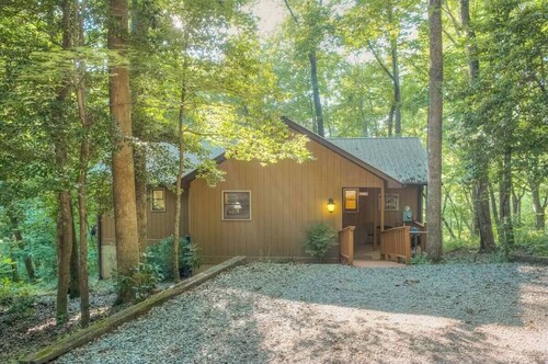 Holly Cabin • Creekside Calm