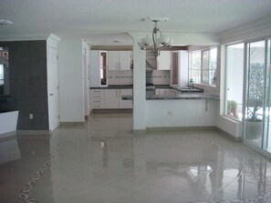 Four à micro-ondes, un four