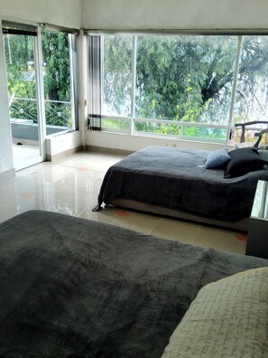 4 bedrooms, iron/ironing board, Internet, bed sheets