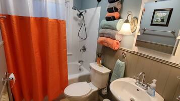 Douche, sĂšche-cheveux, serviettes fournies, savon