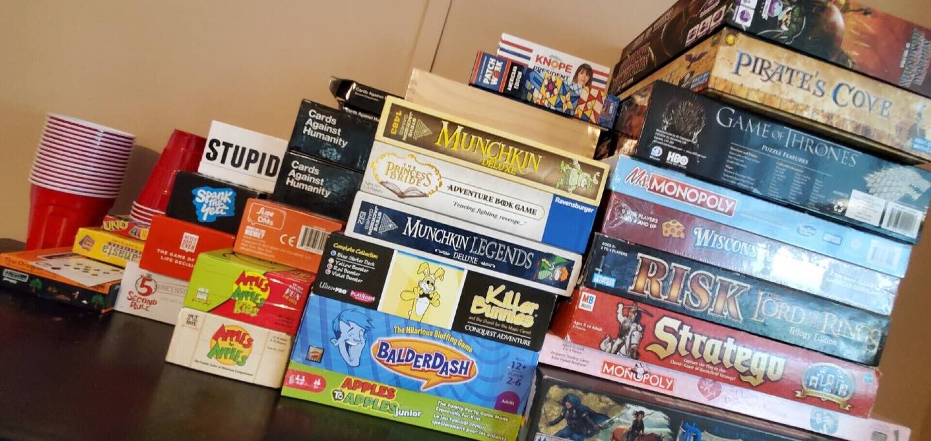 Verschiedene Brettspiele und Karten liegen auf einem Tisch.