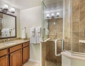 Ducha, secador de pelo, toallas y jabón