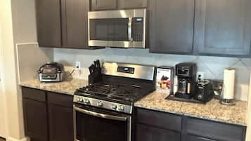 Een magnetron, een oven, een kookplaat, een vaatwasser