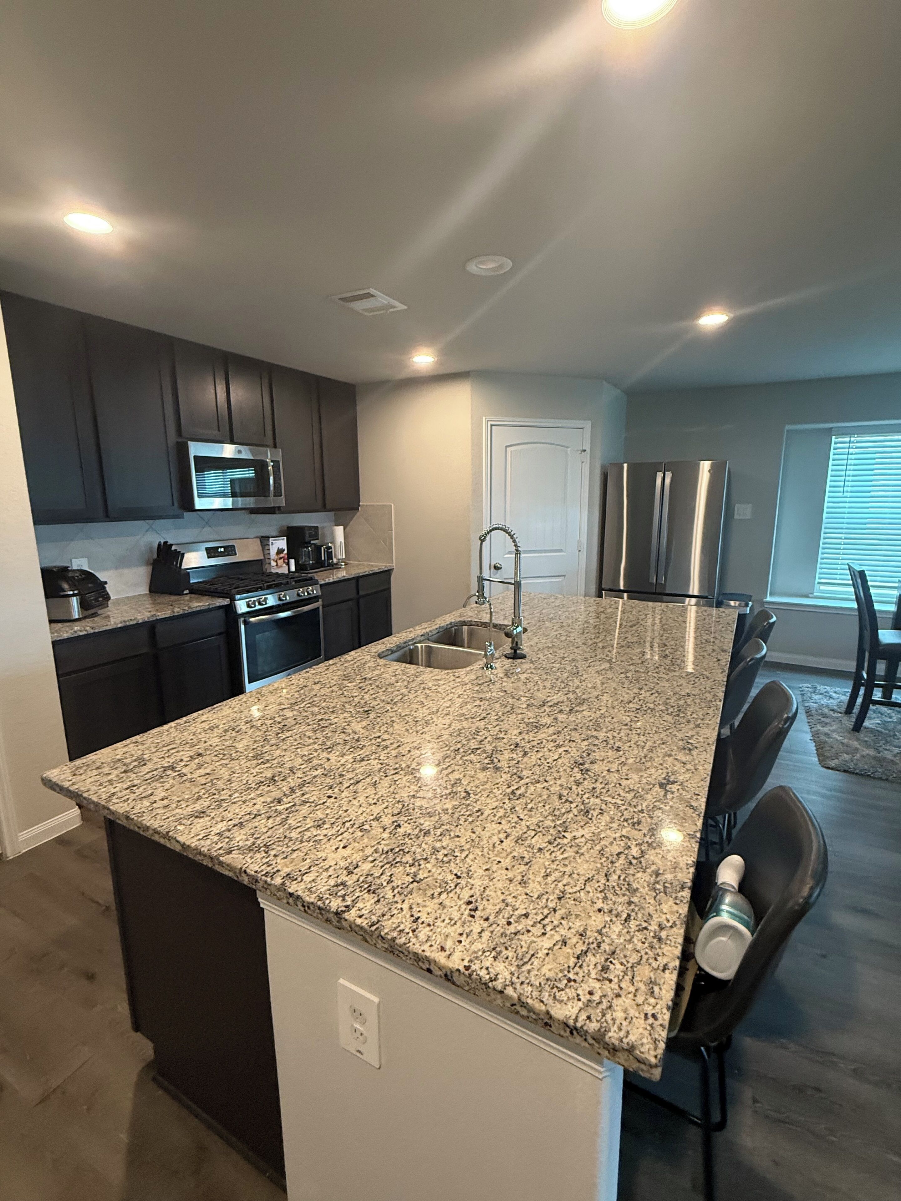 Micro-ondes, four, plaque de cuisson, lave-vaisselle