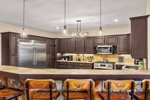 ثلاجة، ميكروويف، فرن، موقد طهي مسطح