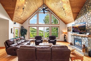 智能电视、壁炉、电子游戏、DVD 播放器