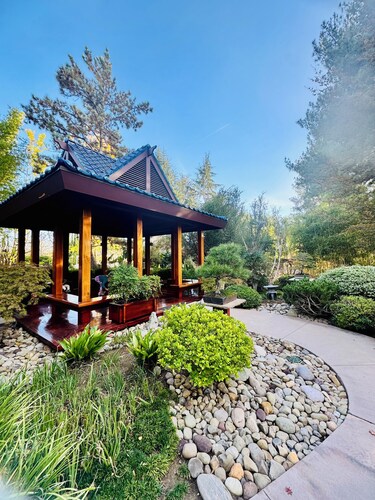 Westlake Village Luxe 2BR. Pool View. High-End Massage Chair Retreat