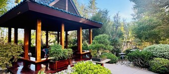 Westlake Village Luxe 2BR. Pool View. High-End Massage Chair Retreat