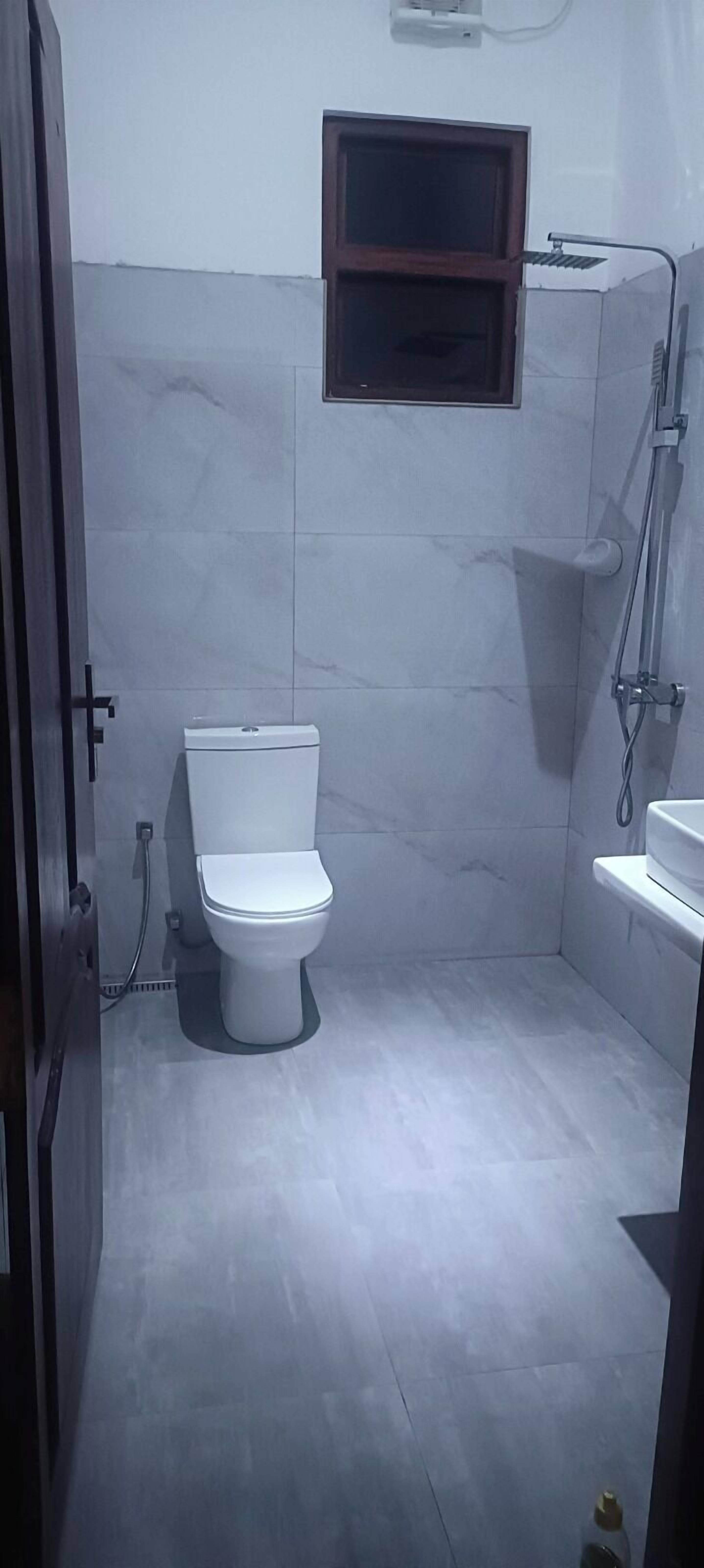 Comfort-dobbeltværelse - udsigt til gårdsplads | Badeværelse | Bruser, gratis toiletartikler, håndklæder, Sæbe