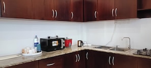 Full-size fridge, microwave, oven, stovetop