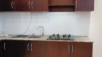 Full-sized fridge, microwave, oven, stovetop