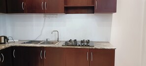 Full-size fridge, microwave, oven, stovetop