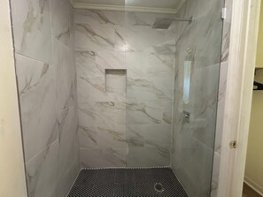 Shower, towels, soap, shampoo - The Inn at Southern Oaks located in Historic Lavonia, GA, close to Lake Hartwell (Lavonia)