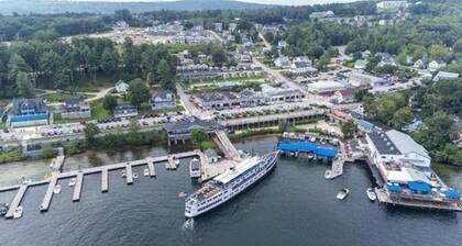 Cozy 2-Bed Lakefront Weirs Beach