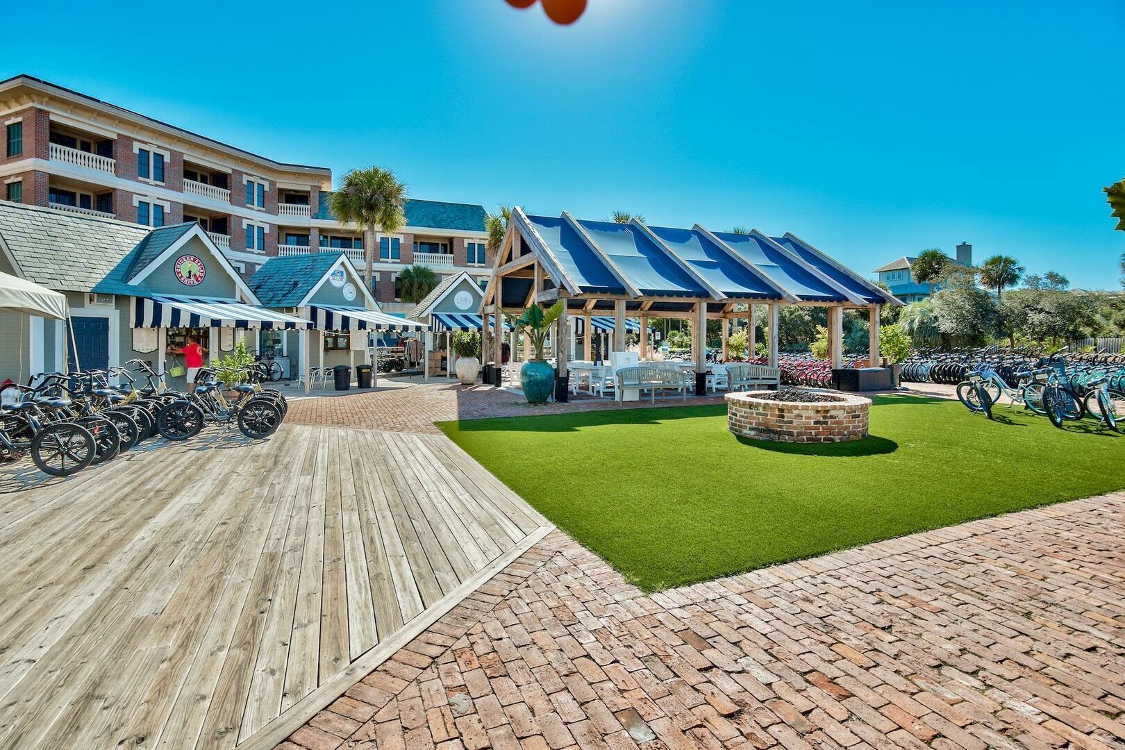 Un hôtel situé en bord de mer, doté d’une promenade en bois, d’une pelouse verdoyante et d’un espace de détente abrité.