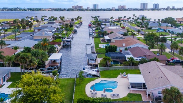 A residential area with houses, a marina, and a large body of water. - Riverside Retreat w Fireplace (Daytona Beach)