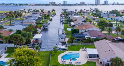 Riverside Retreat w Fireplace