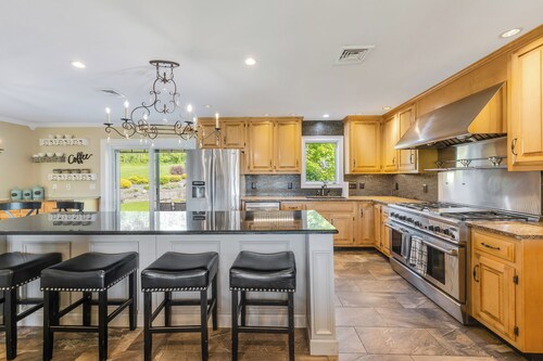 Spacious 9-bedroom house in tranquil Monroe with AC