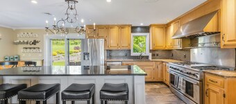 Spacious 9-bedroom house in tranquil Monroe with AC