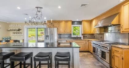 Spacious 9-bedroom house in tranquil Monroe with AC