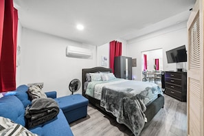 1 bedroom, in-room safe, desk, iron/ironing board