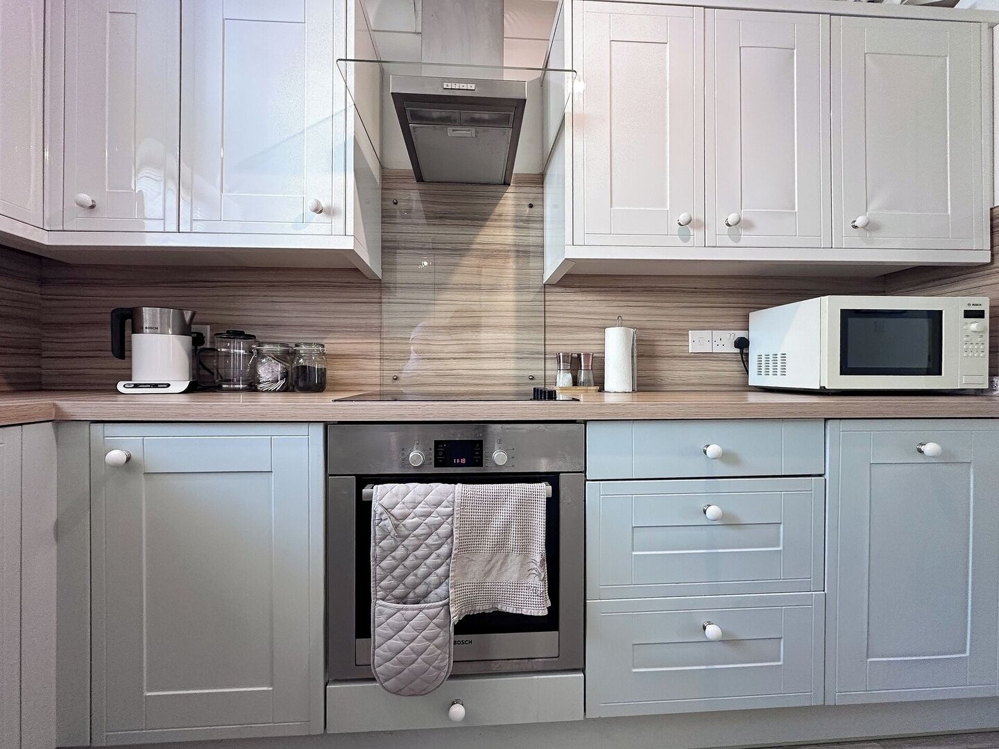 Refrigerador, microondas, horno y parrilla de estufa 